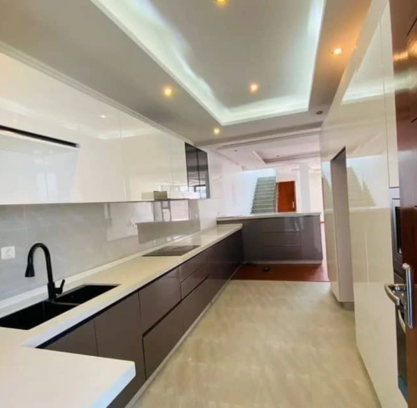 Árrenda-se moradia Tipo 4 + 4 suítes de luxuosa no bairro triunfo  O imóvel dispõe:  *4quartos com guarda fatos *4wc's swites