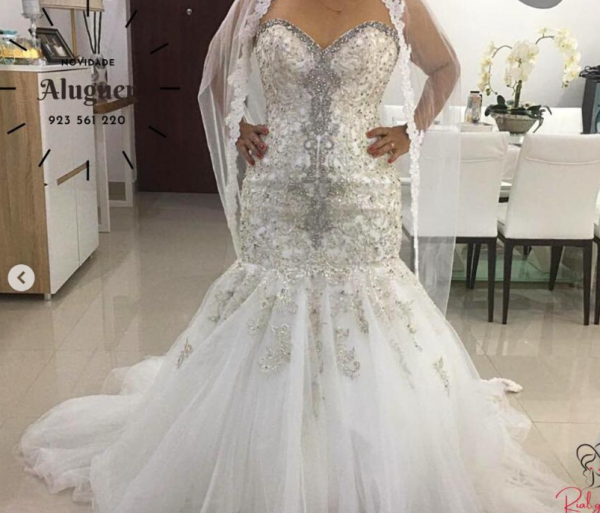 estido de Casamento Sereia disponível para aluguer. Inclui acessórios, lavagem e entrega.  Pare de gastar dinheiro a comprar vestido, alugue que fica mais em conta.