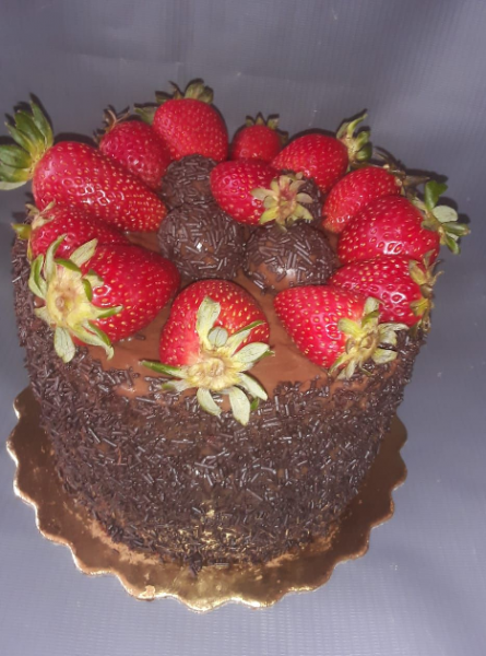 Mini bolo de chocolate com morangos AOA 12.000,0