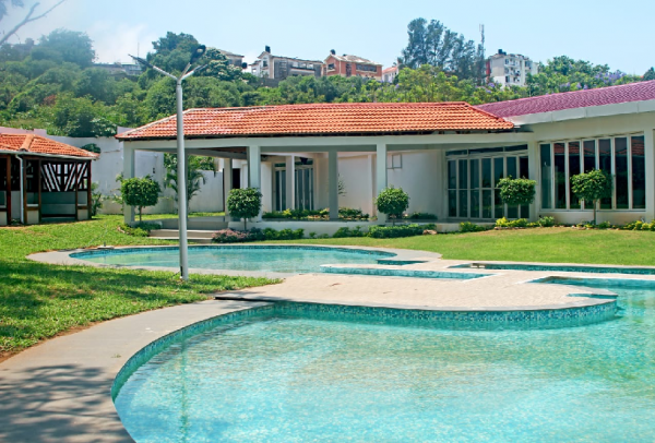 Jardim e piscina (espaço exterior) Espaço que recebe 500 pessoas, bar,churrascaria, 6 lounges que agrupam no mínimo 10 pessoas cada 1 e bem acomodadas.