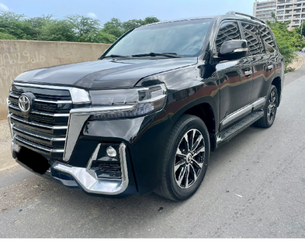 LAND CRUISER VXR Caixa automática 6 marchas 📟 82.000kms  🛠 Motor 8cilindros  📆 série de matrícula F 💰Preço 26.858.000,00 negociável