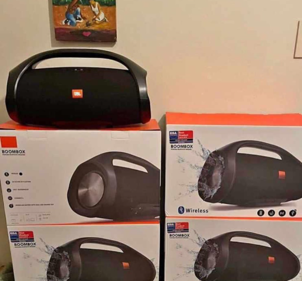 BOOM BOX Na caixa com todos acessórios 10.000 MZN