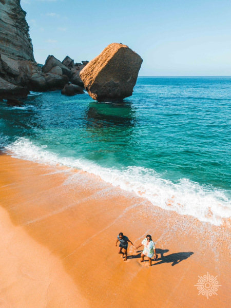 Dia de Mar_Namibe Passeio pelas praias do Piambo e Soba  Preço: 200.000,00 Akz Por Carro até 4 Pessoas  O valor inclui:   * Viatura 4*4+Guia+Motorista  * Refrigerantes à disposição  * Registo fotográfico dos melhores momentos