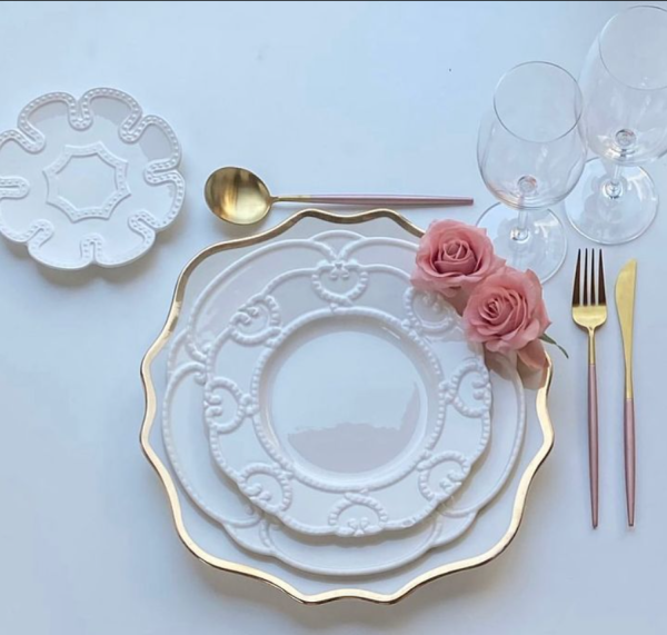 Pratos em porcelana flora  Disponíveis para aluguer:  Prato de refeição - 70,00 MT Prato de entrada - 50,00 MT