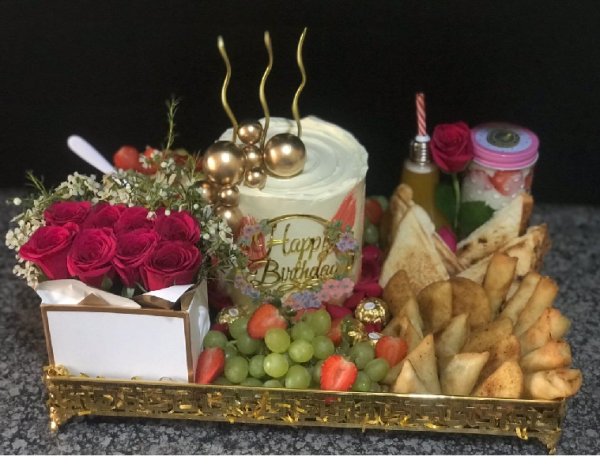 SERVIÇOS DE ALIMENTAÇÃO _ BOLOS E MIMOS Bandeja com Rosas 5500,00 MZN