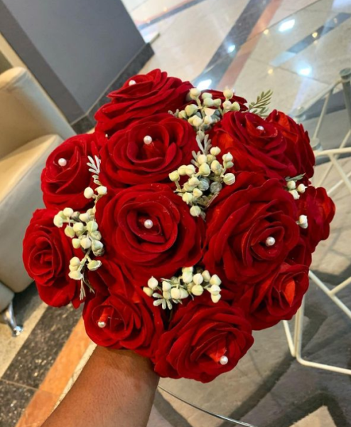 Fazemos buques, tiaras, brindes, ornamentação.