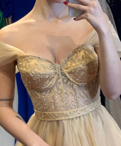 Vestido dourado •Tamanho -38(S) •Preço -12,500