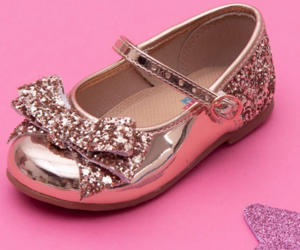 Molekinhas, um sapatinho metalizado, coberto de brilhinhos e com o charme do lacinho