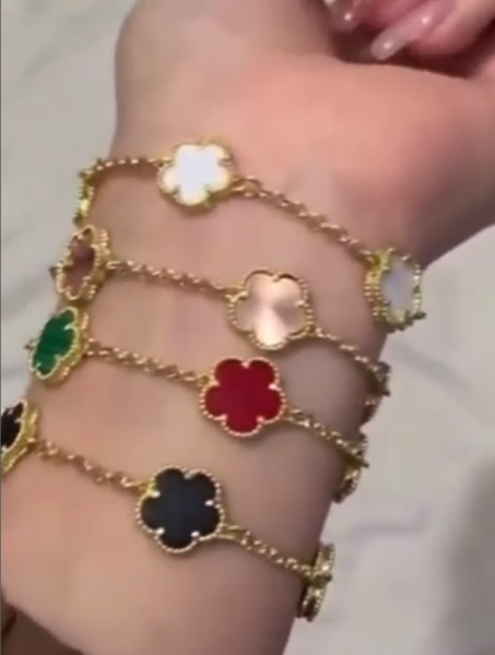 NOVO NO MERCADO⭐️ Encomenda Hoje: Clover Bracelet 🍀  ⭐️Preço-1800MZN 💰Depósito-800MZN