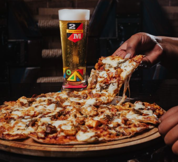 Pizza artesanal se une à harmonia de uma cerveja gelada,