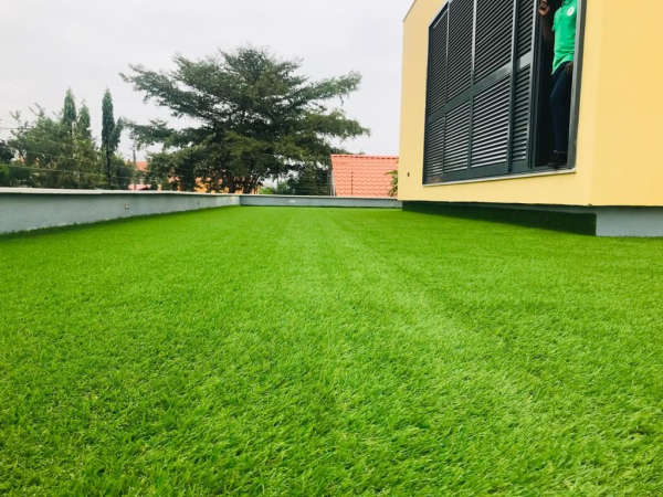 Relva paisagística verde marron AOA 9.000,00 A venda é feita por metro quadrado.