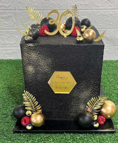 SERVIÇOS DE ALIMENTAÇÃO _ Sabor: Maracujá Recheio: Geléia de maracujá Cobertura: Buttercream Tamanho: 14x14 alto