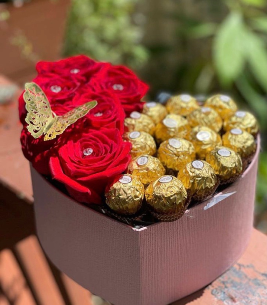 Box flowers with ferrero rocher Temos vários tamanhos Pequeno 2000 Médio 3500 Grande 5000 á 6500