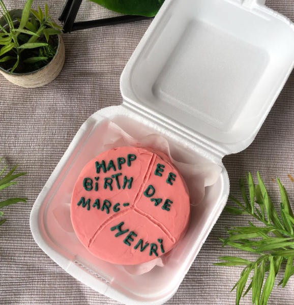 Bentô Cake 10 cm  Massa: Chocolate Recheio: Brigadeiro Branco Cobertura: Chantilly Valor: 7.500 kzs