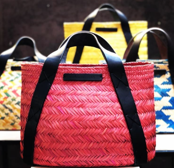 Desenhado por Dathonga e feito à mão por mulheres da associação Khethu em Linga linga, Moçambique!