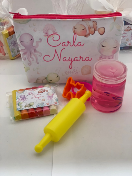 Kit Carla Mini necessaire personalizada, contendo slime, plasticina e moldes.  6.500 Kzs | pedido mí