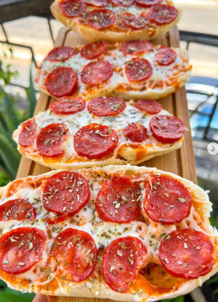 Apresentamos o pão pizza, temos disponíveis em quatro sabores, atum, chouriço, frango e carne. Ligue já e peça o seu 842770337 ou 877770337