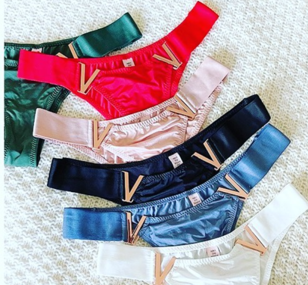 Calcinha com decoração de metal em forma de V Disponível nos tamanhos S a XL