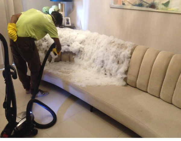 Aspiração e lavagem de sofás/cadeiras/poltronas