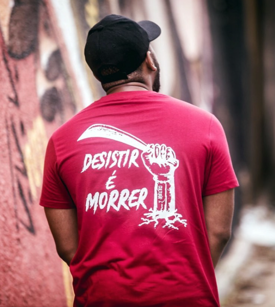 T-shirts “Desistir é morrer” disponíveis nos tamanhos S, M, L e XL.