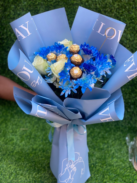Arranjo com rosas azuis e brancas + chocolates 29,000 AO