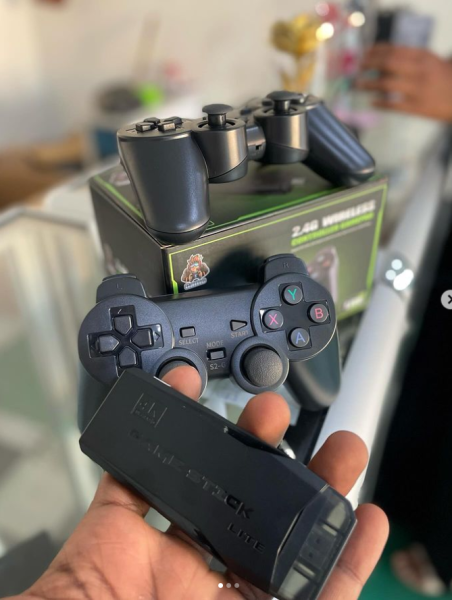 Video Game com 2 controles  Vem com mais de 10mil jogos Preço promocional - 2500mt