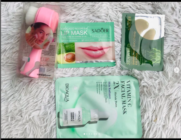 Mine kit de skincare 1-máscara facial ; 1-escova facial ; 1-máscara de hidratação labial; 1- máscara para olheiras; Por apenas 350mt