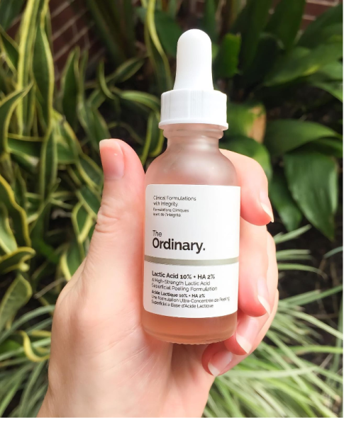 Ácido Láctico: Preço: 2000MT Esse soro estimula a regeneração celular e oferece uma suave esfoliação com ácido Láctico que contém o Alpha hidroxi para reduzir os sinais da pigmentação, reduzir as manchas de acne, diminuir cicatrizes e mancha