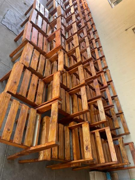 Cadeiras em Aluguer de 100mt abaixo de 20. Acima de 20 cadeiras sai a 85mt Cadeiras de madeira