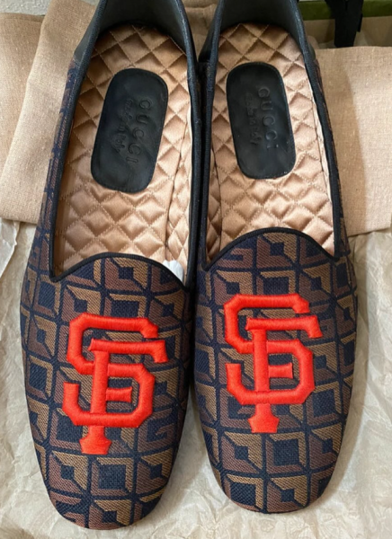 Gucci Estado : 10/10 Tamanho : 43 Preço : 600 mil