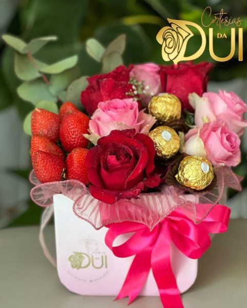 Cestinho com 7 rosas , morangos, 3 ferreros Rocher, e a entrega inclusa, por apenas 25 mil kzs.