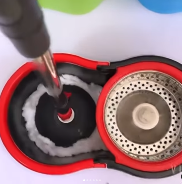 Mop giratória com balde automático disponível por 28.000kz