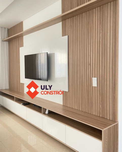 Painel ripado +rack ✅ Medidas: 4.74/ 3.40 Madeira MDF branco alto brilho e castanho.