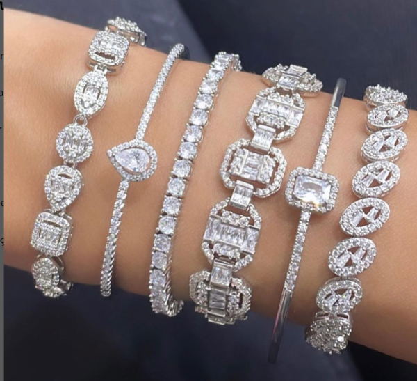 Pulseiras disponível Material: Banhado em ouro