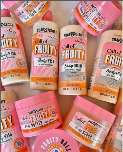 Set/4 itens: Gel de banho, loção hidratante, manteiga e esfoliante corporal.  🏷️ 50.000,00 AOA