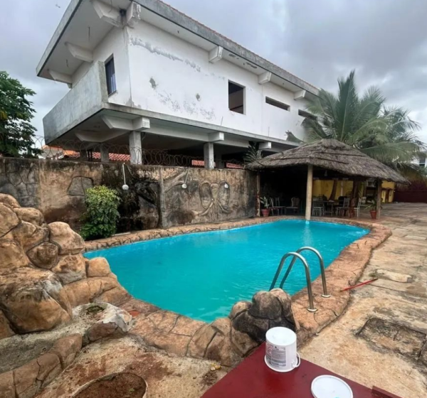 Arrendar: Vivenda V4 com piscina 4 quartos ( 1 suíte) Sala Cozinha montada Wc de apoio  Anexo 2 suítes