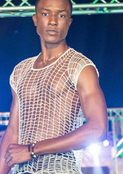 Segunda e terceira foto T-shirt Blocos vasados  42.000,00AOA