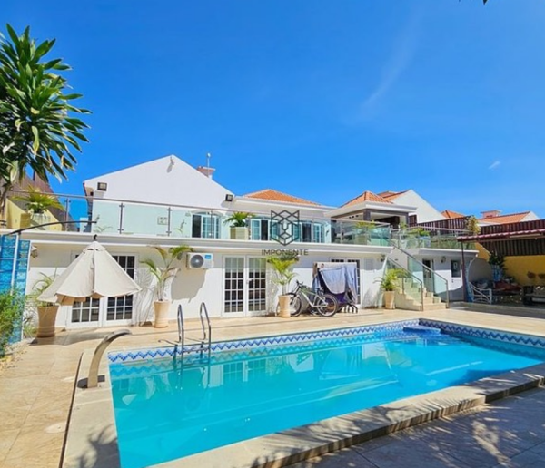 Vivenda V4 Térrea, com anexo no Condomínio Cajueiro  Configuração: – Hall de entrada; – 4 Quartos (2 suítes); – 3 Amplas & belas salas; – 2 Cozinhas equipadas;