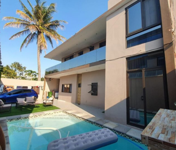 Vende-se  Moradia Tipo 3  Localiza se na zona da Costa do sol - Triunfo velho testemunha Jeová  Com três quartos suítes grandes Com uma sala espaçosa