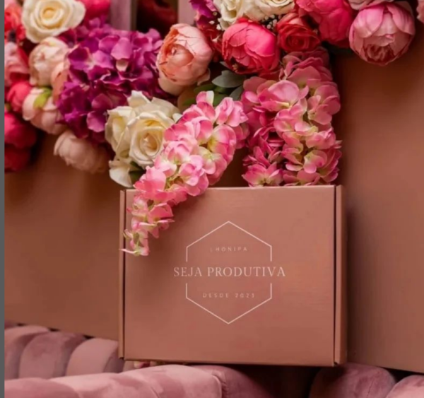 A caixa contém - Planner 2024 - Caneta - Bloco de Ementa Semanal - Bloco de Lista de Compras