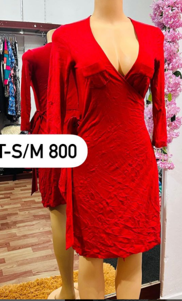 Vestidos do fardo disponíveis,
