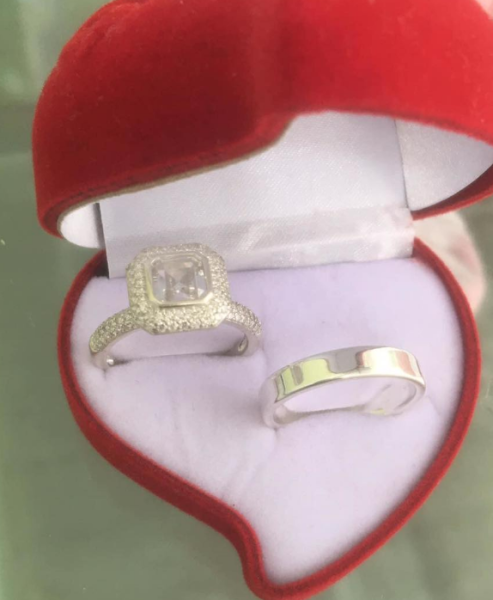 Conjunto de Anel pra partilhar o seu amor com a pessoa amada .! Temos todos os números disponível.