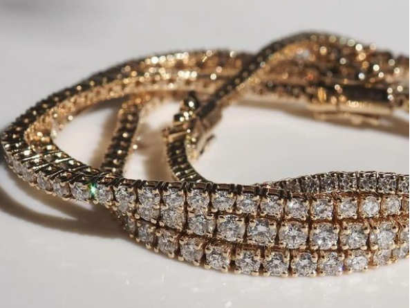 Tennis necklace Swipe for detail 👉🏽 Material: Gold plated/Sterling silver (Prata 925 banhada a ouro) 🏷️3500MT