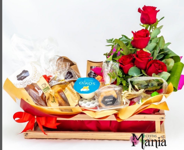 Cestas de café da manhã + arranjo com 5 rosas vermelhas  com extra de Mimos como : -Uma CANECA MAGICA com a mensagem Por onde for, quero ser seu par -Um Oscar de melhor amor