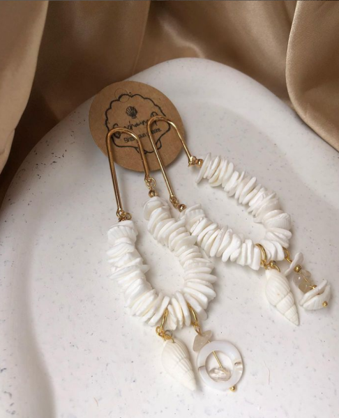 ꧑ᥲtᥱrιᥲᥣ : ᥲᥴ᥆ ιᥒ᥆᥊ιdᥲ᥎ᥱᥣ ⦒ cor : dourada ⦒ dᥱtᥲᥣhᥱ᥉ : ρᥱdᥲç᥆᥉ dᥱ ᥴ᥆ᥒᥴhᥲ ᥒᥲtᥙrᥲι᥉ , pedras naturais e madre pérola. ⦒ ᥴ᥆ᥒᥴhᥲ : buzios