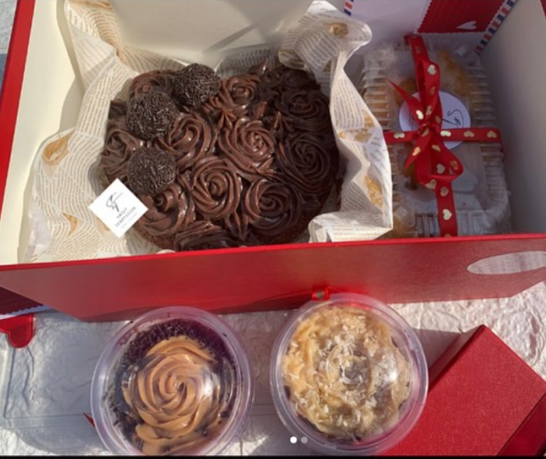 Surprise Cara Metade composta por: •Um bolo de chocolate no formato de coração •12 Coxinhas •2 bolos no pote🥰❤️