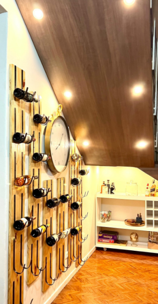 Garrafeira feita com madeira Pinho e suporte de barra de ferro.. Feito por baixo das escadas com um acabamento em Led para dar aquele toque final…