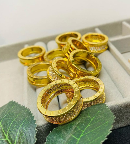 ANEIS aço inoxidável banhado em dourado com detalhes de Acrílico Champanhe.  Bvlgari 9.900kz