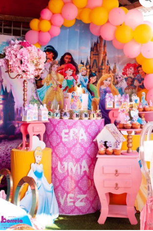Party Princesas Disney MZN 15.000,00 Mini cenário/10 adultos e 10 criançaa