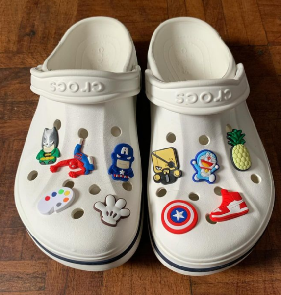 CROCS Estado: 9/10 tamanho: 39/40 Preço: 18.000kz ( negociável sem os pingentes)